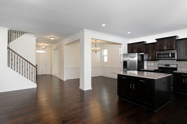 Building Photo - Gorgeous 4 Bedroom Home with Fenced in Bac...
