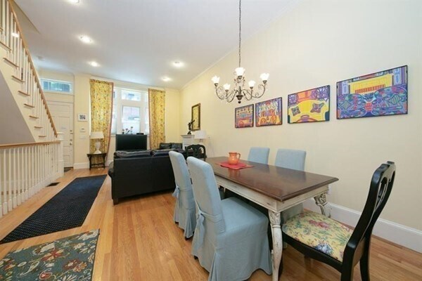 Building Photo - 36 Melrose St