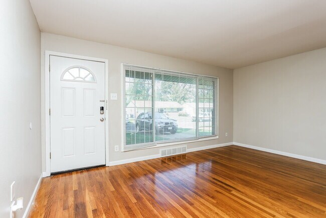 Building Photo - 810 Babler Dr
