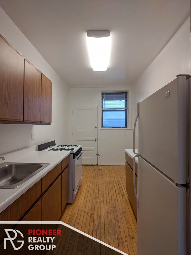 Building Photo - 812 W Waveland Ave