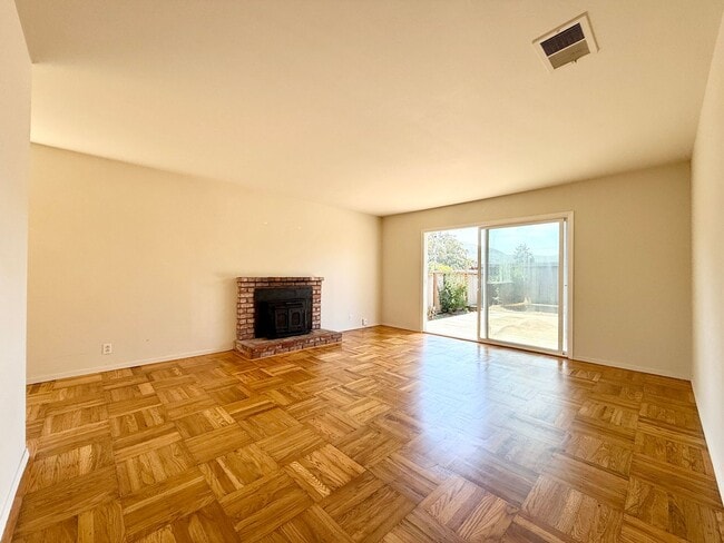 Foto del edificio - Spacious Ranch-Style Home with Bonus Room ...