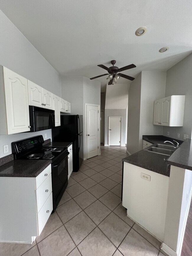 Foto del edificio - Three Bed / Three Bath with Fenced Yard and Community Pool