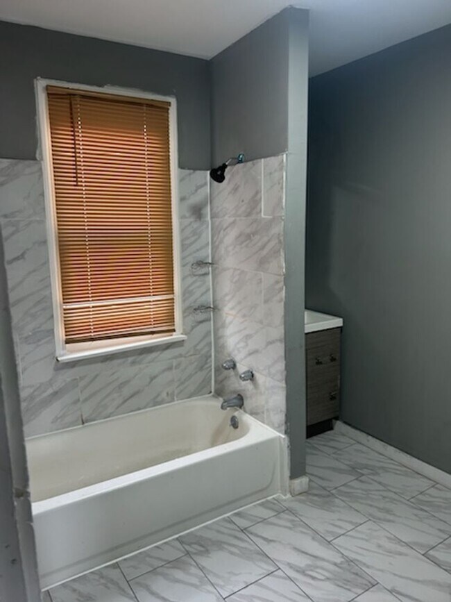 Foto del edificio - Spacious 3 bedroom apartment for rent in Brentwood