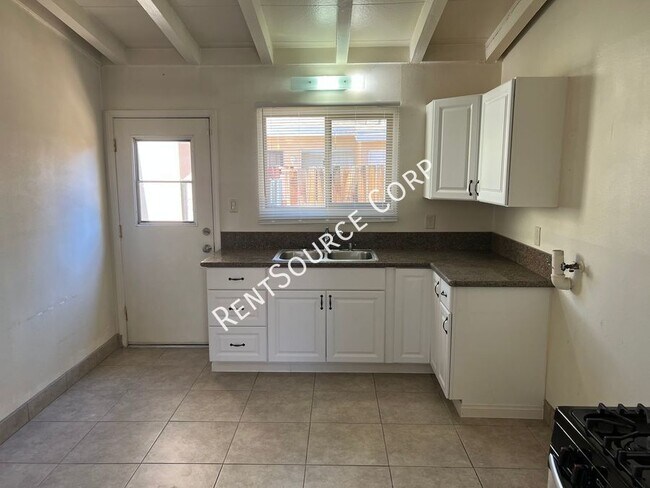 Building Photo - 2 Bedroom Single Story Duplex for Rent in ...