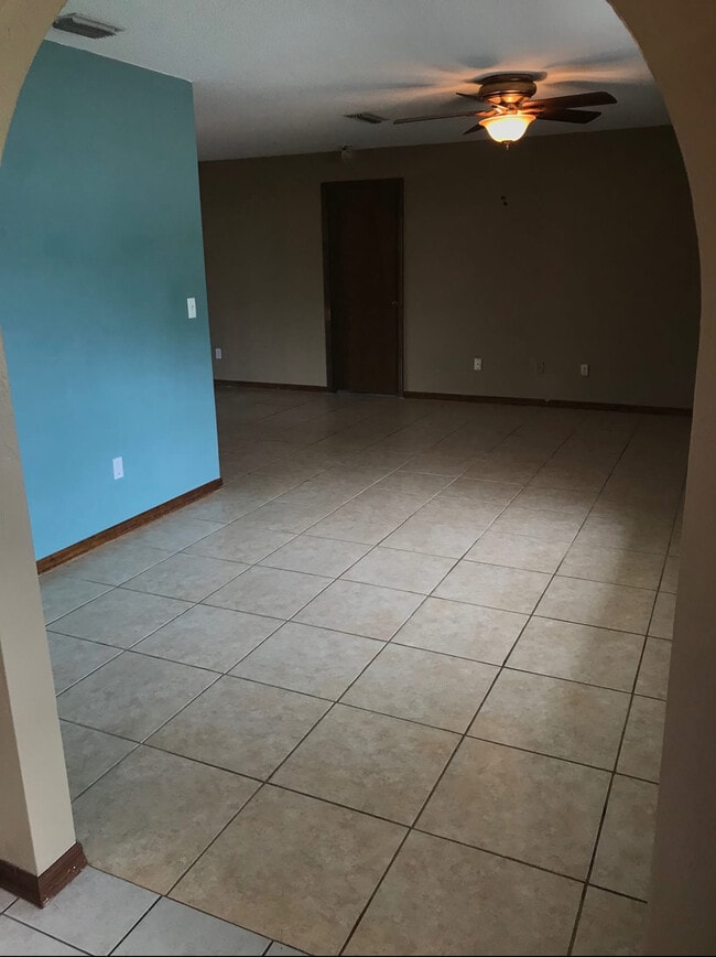Building Photo - 1096 Willow Wood Dr