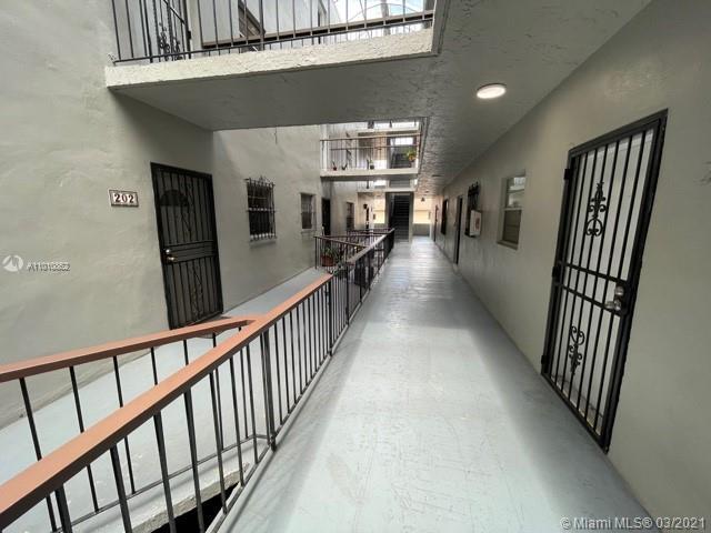 Building Photo - 1035 W 77th St