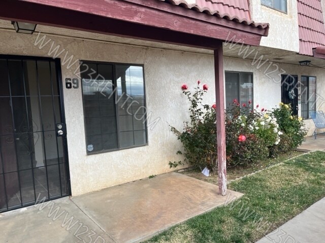 Foto del edificio - 3BD/ 2BTH 2 STORY TOWNHOME EAST PALMDALE