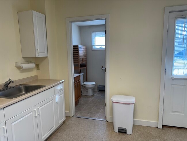 Full bath with shower/tub - 47 Plunkett St