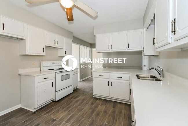 Building Photo - 3 Bedroom Pet-Friendly Home in MEMPHIS, TN with Main Street Renewal
