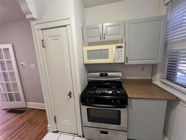 Foto del edificio - 7080 Mitchell Ave