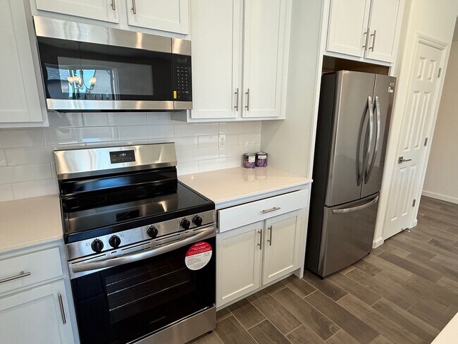 Foto del edificio - Stunning New Construction Home with Designer Touches!