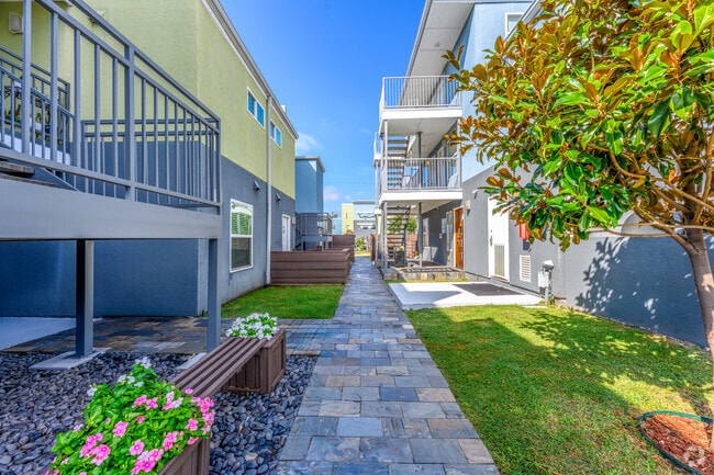 Building Photo - Nuvo Park Place