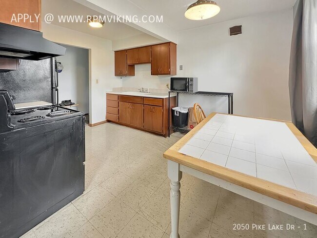 Building Photo - 1 bed 1 bath Lower Level ~ Available June ...