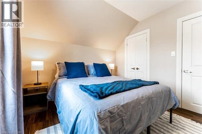 Building Photo - 235 King St