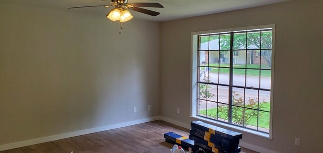 Building Photo - 419 Willow Oak St