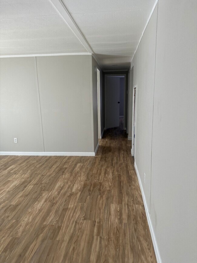 Foto del edificio - 6201 W Bert Kouns Industrial Loop