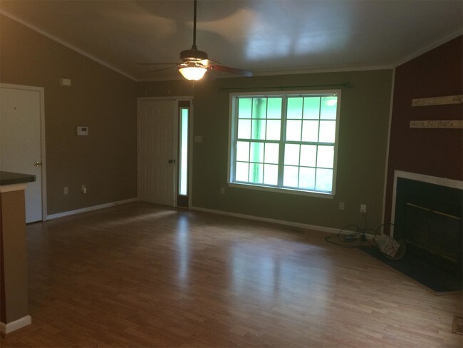 Building Photo - 137 Tulip Rd