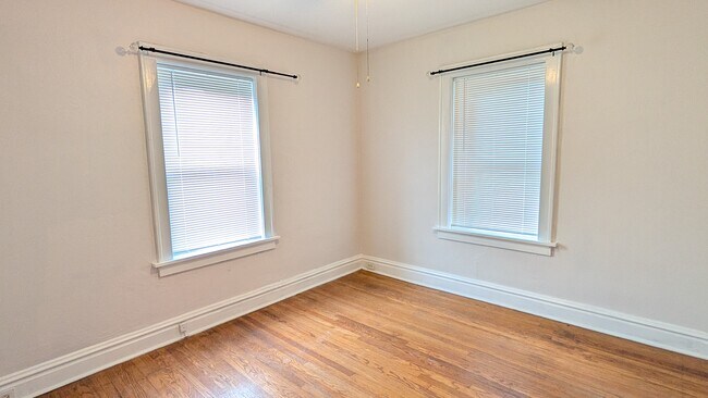 Foto del edificio - 5042 Mardel Ave