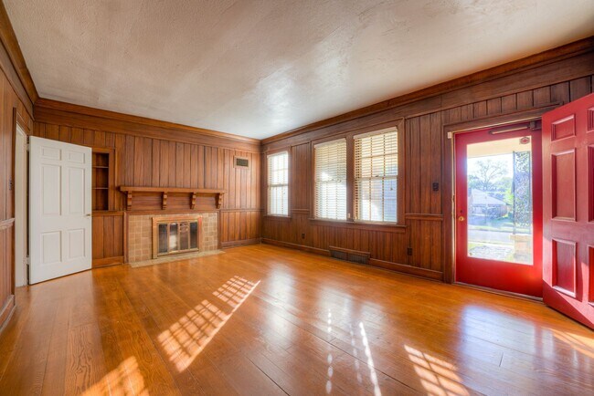 Building Photo - Larger than it looks and all appliances in...