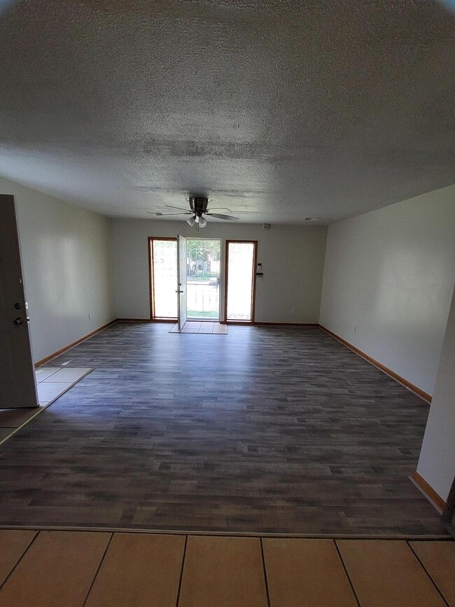 Foto del edificio - 11758 Hartwell St