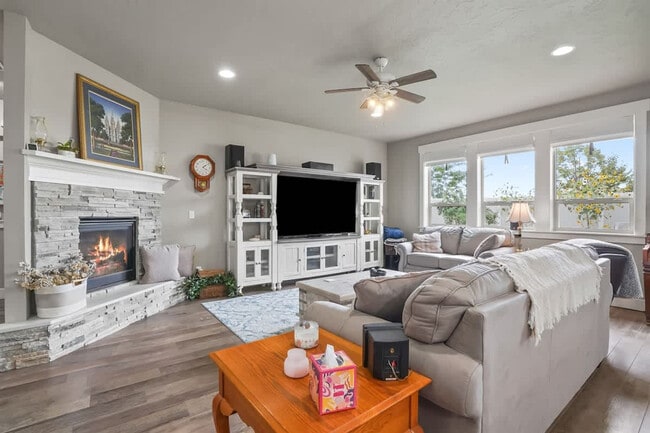 Foto del edificio - 18713 Easter Peak Ave