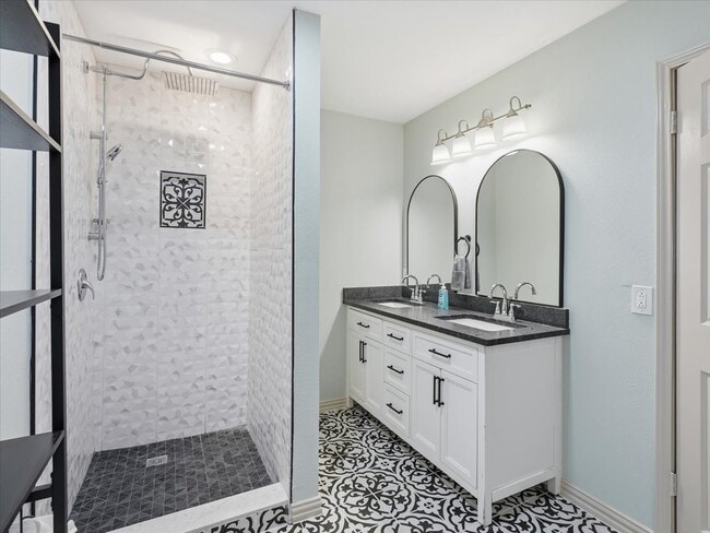 Foto del edificio - 7010 Lakeshore Dr