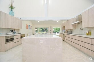 Building Photo - 7351 Valencia Dr
