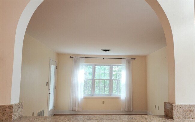 Building Photo - 450 Brookside Dr