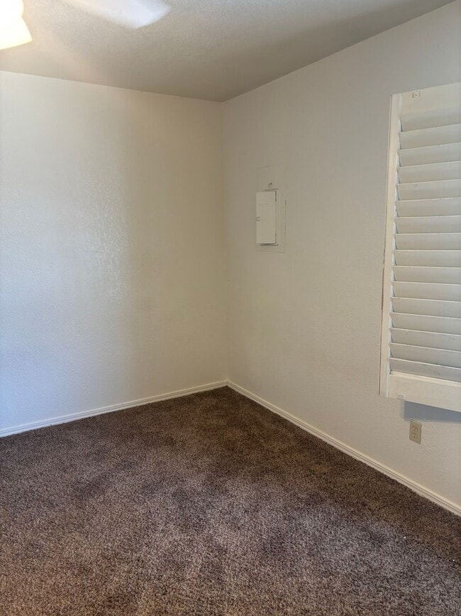 Building Photo - Spacious 1 Bedroom condo close to campus!