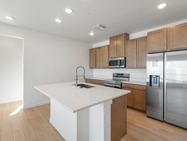 Building Photo - Penthouse level condo with HUGE garage AND private off-street parking