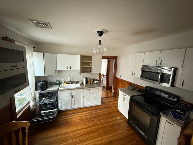 Building Photo - 68 Belden St