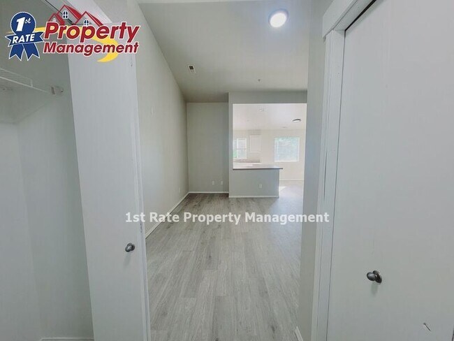 Foto del edificio - 898 N Bluffwood Ln