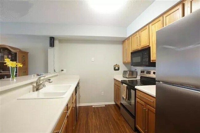 Foto del edificio - 2 bedroom, 2-1/2 bath end-unit condo west side Iowa City