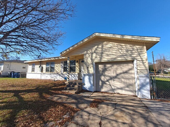 Building Photo - Priced to Lease! 3 Bedrooms, 1 bathroom, 1...
