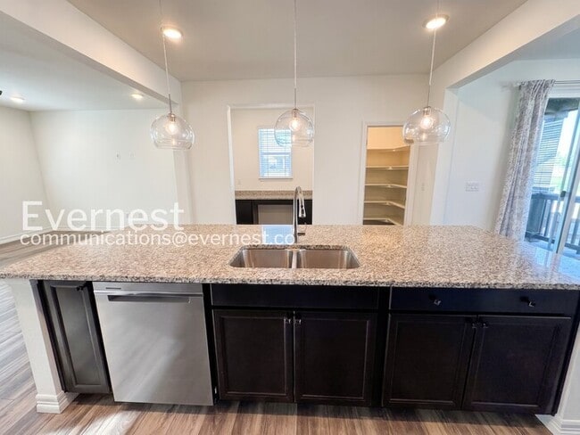 Building Photo - 4 bed/2.5 bath Stunning Single Family Home with Modern Amenities