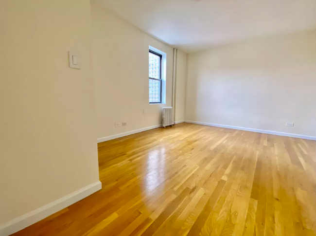 Foto del edificio - 475 W Broadway