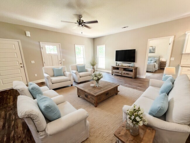 Foto del edificio - 215 Silverthorn Dr