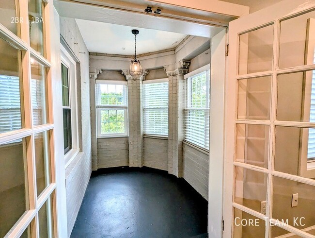 Building Photo - Top Floor 2 Bedroom in Plaza