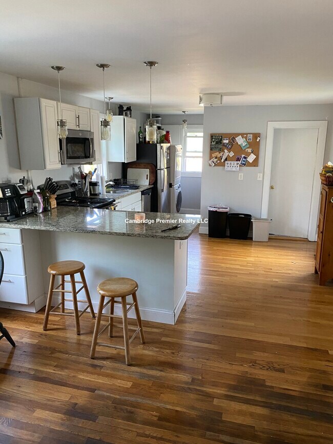 Building Photo - 189 Forest St