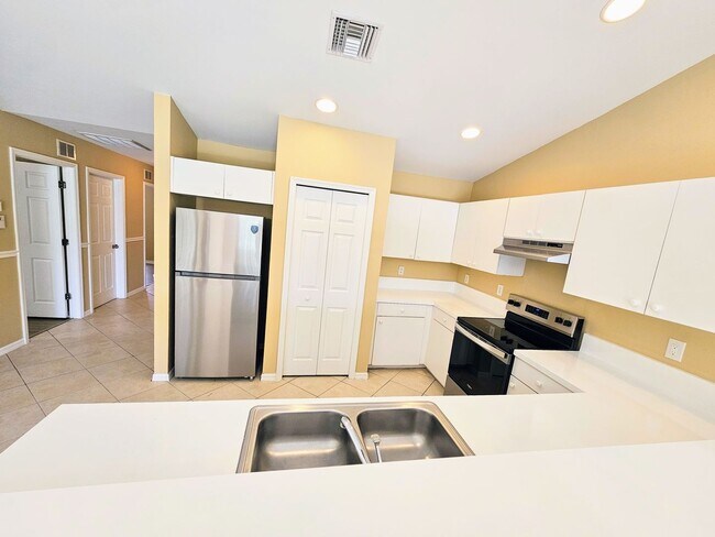 Building Photo - Great 3-bedrooms, 2 baths duplex with new ...