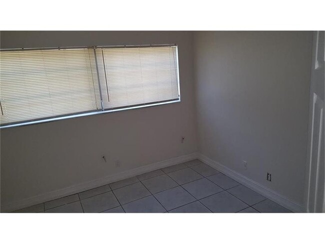 Building Photo - 3206 N Pine Island Rd