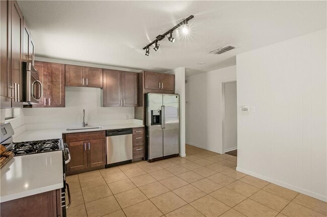 Building Photo - 5000 Mendoza Dr