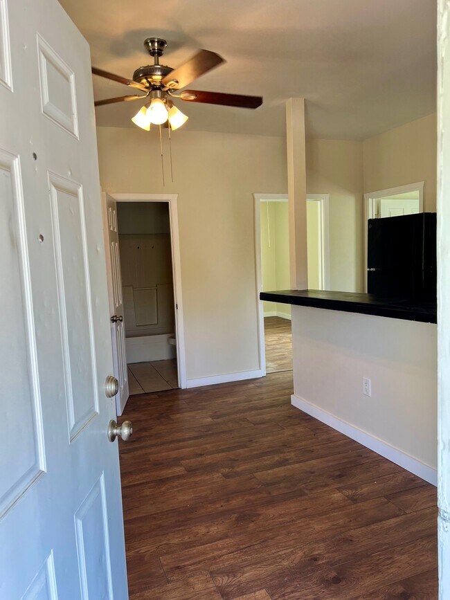 Foto del edificio - 1023 E Haskell St