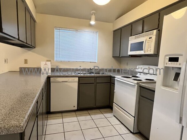 Building Photo - Single Story Four Bedroom Home