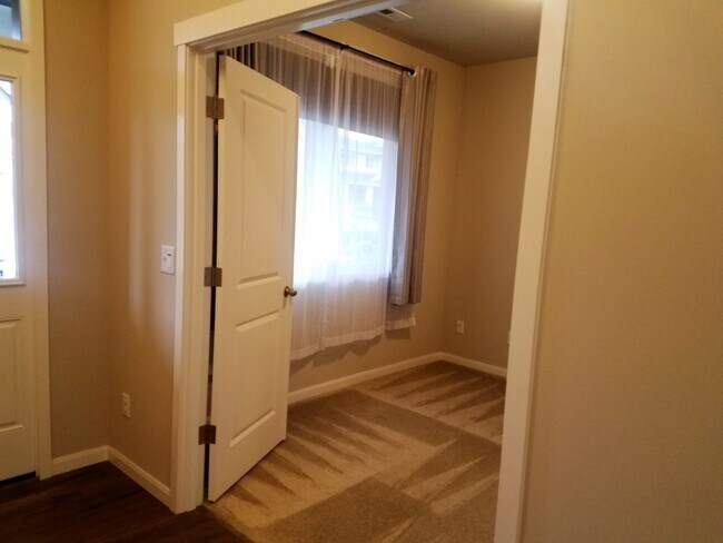 Building Photo - Poulsbo 3 Bedroom Close to Schools & Bases!