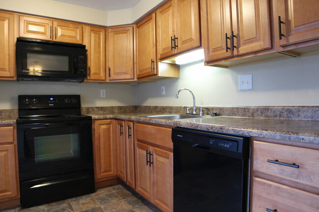 Townhome Kitchen - Monroeville Apartments at Deauville Park