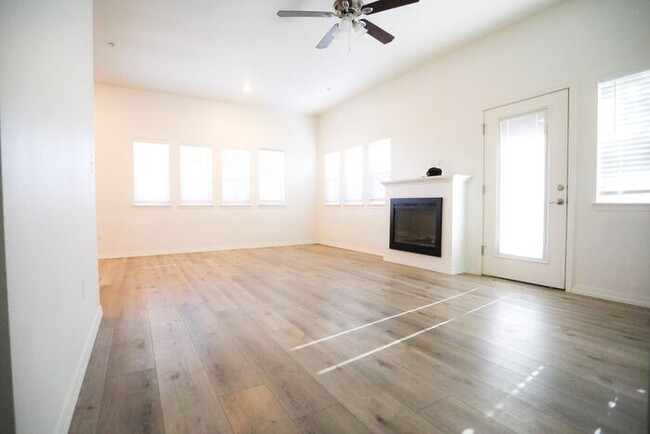 Building Photo - 1 MONTH RENT FREE!! Beautiful 2 bedroom 1 ...