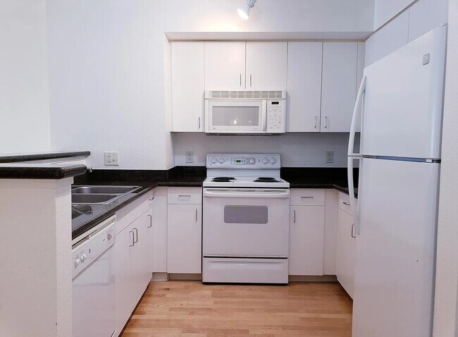 Building Photo - 8100 Oceanview Terrace