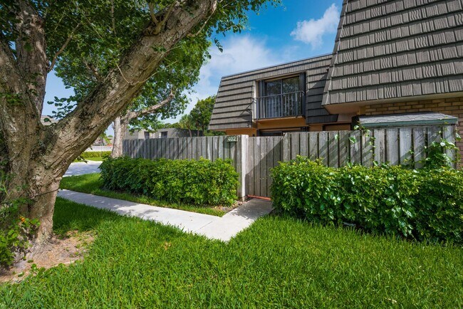 Building Photo - 402 4th Way