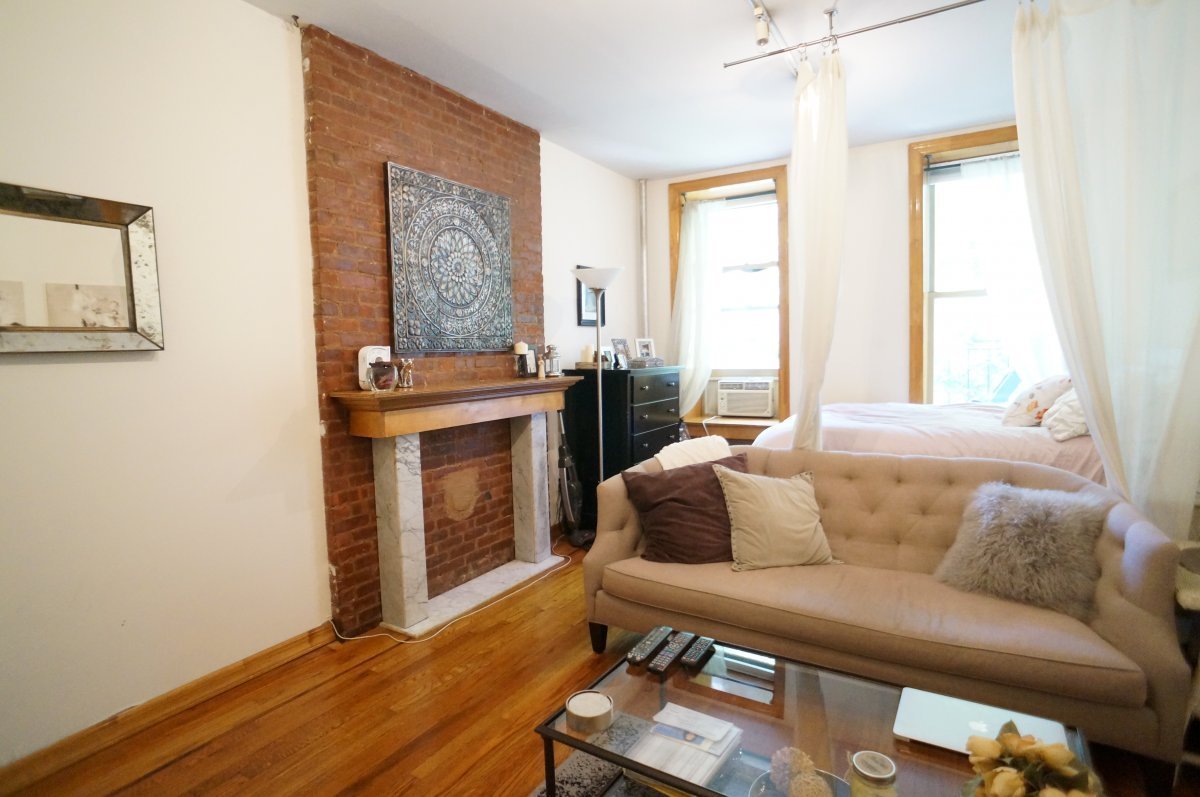 Primary Photo - 142 W 10th St